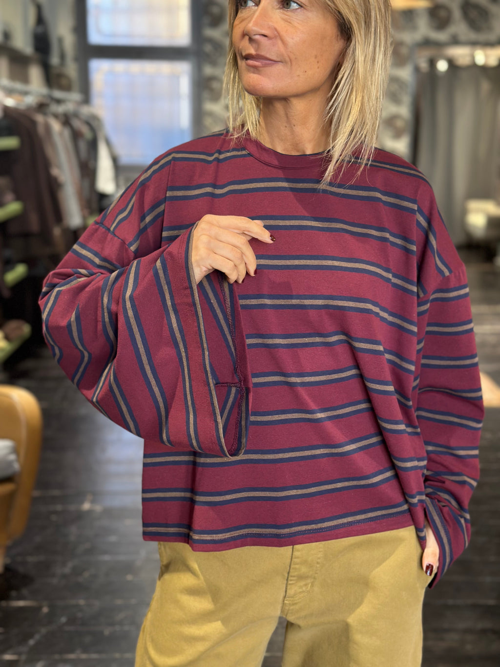 T-shirt rigata con maniche a campana bordeaux | Vicolo