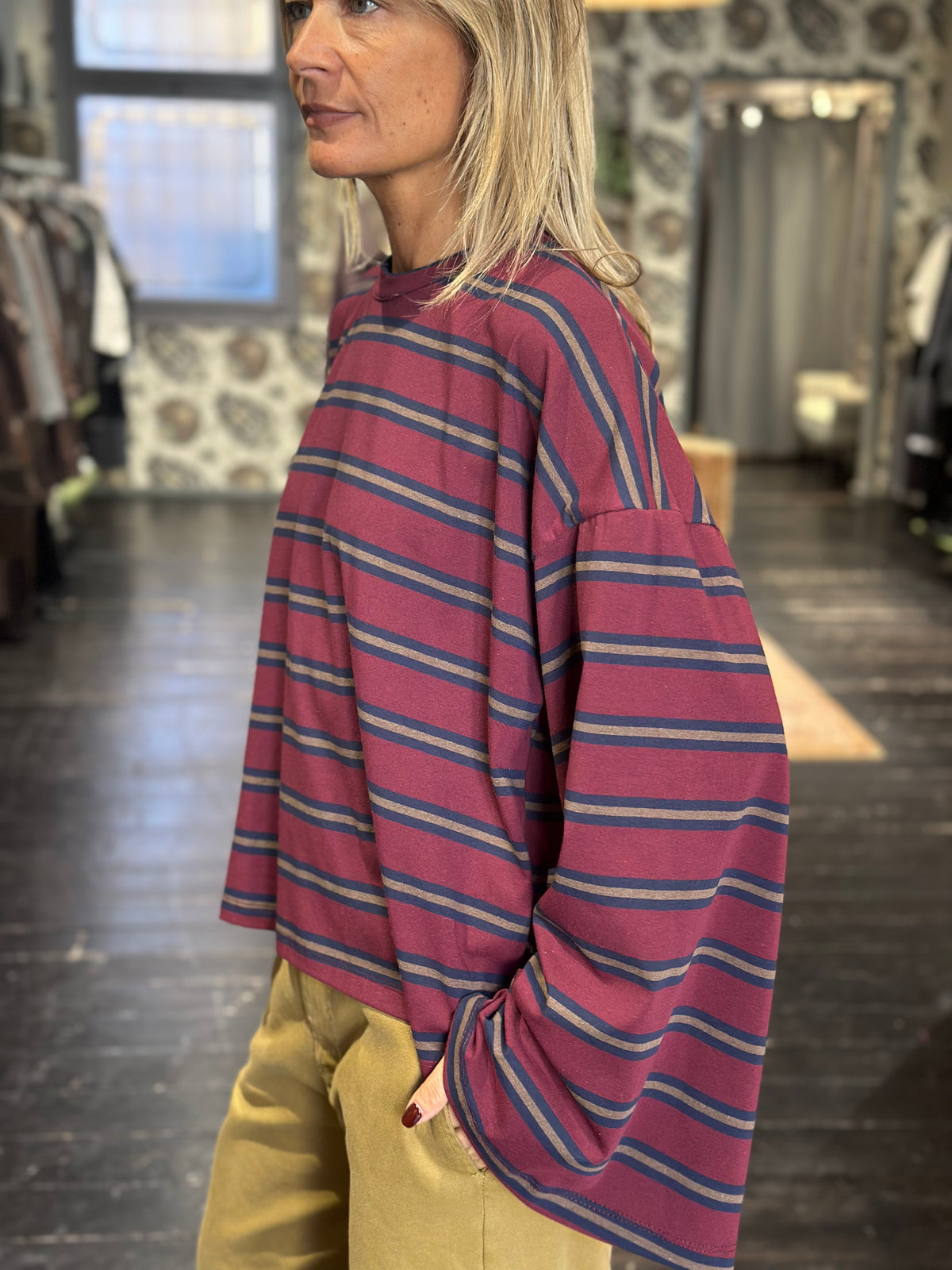 T-shirt rigata con maniche a campana bordeaux | Vicolo