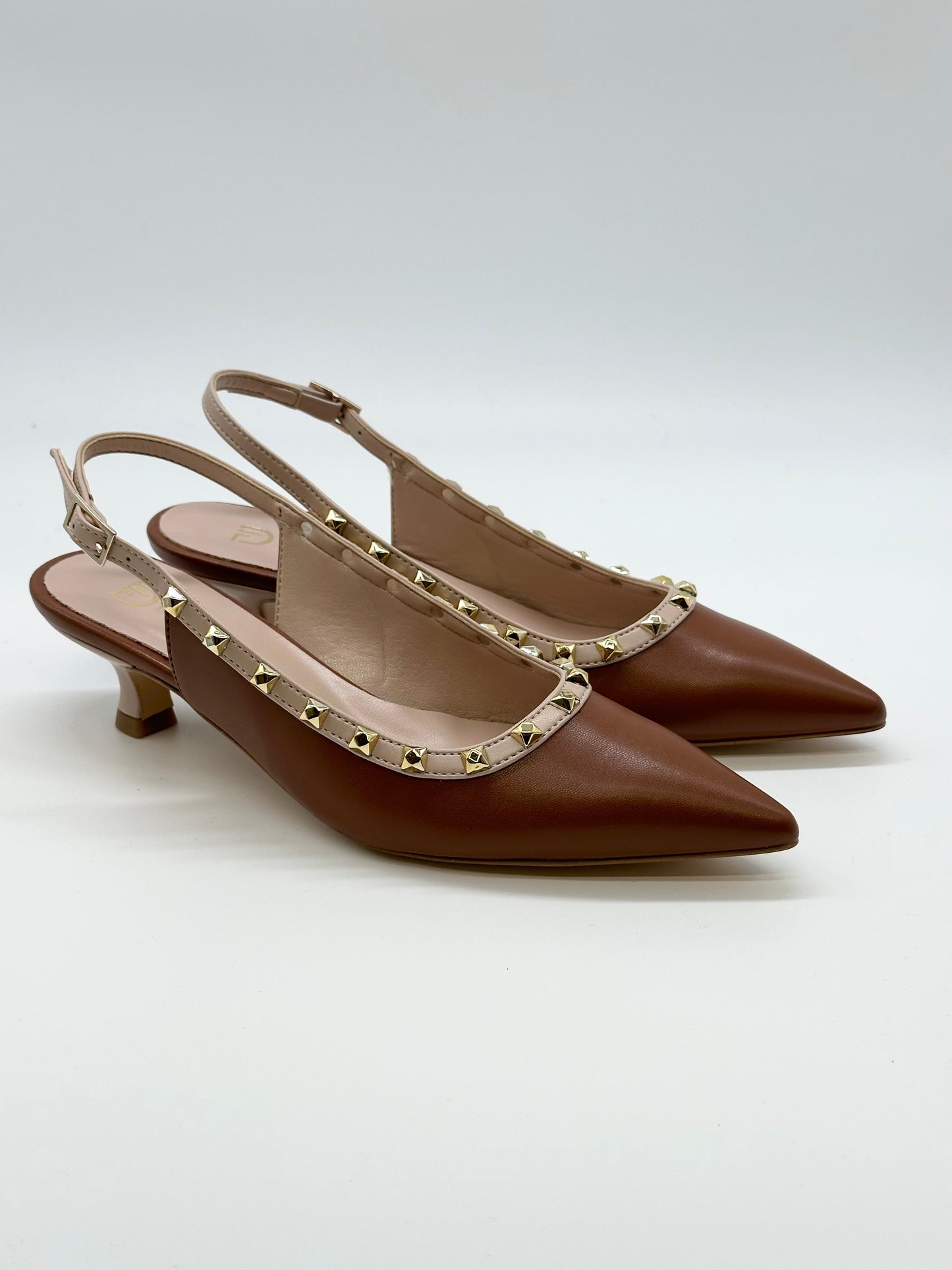 Slingback con profilo con borchie