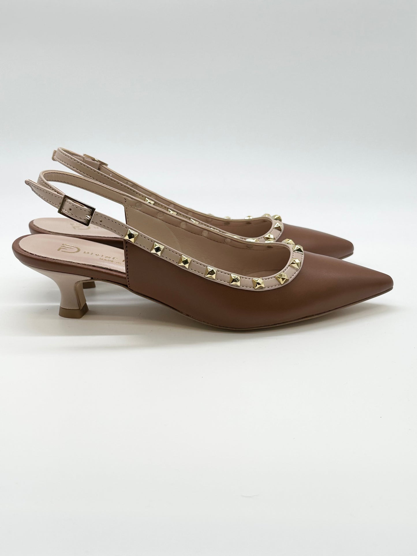 Slingback con profilo con borchie