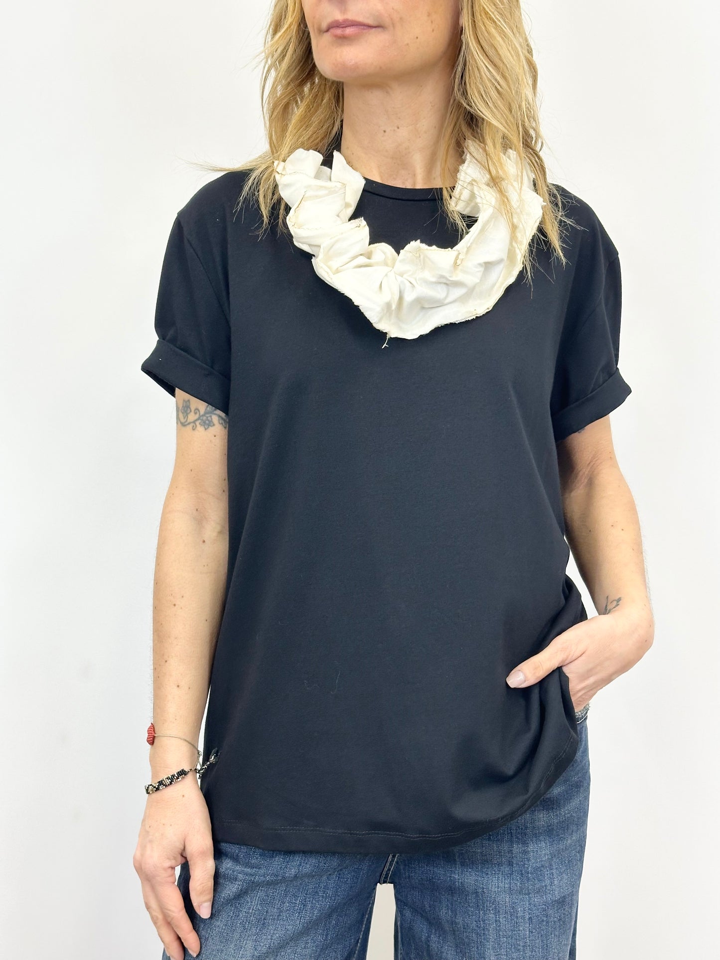 T-Shirt con collana in tessuto