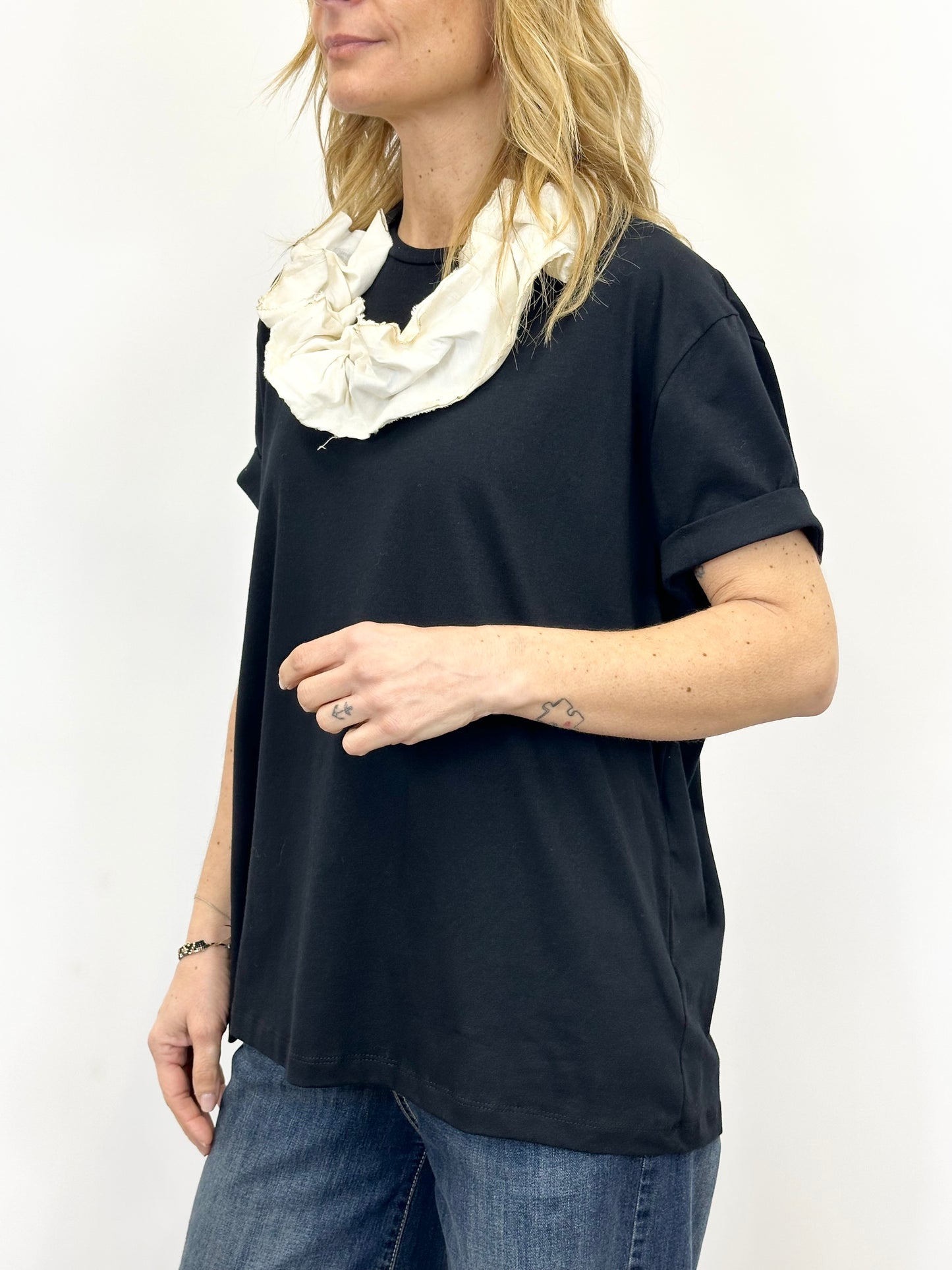 T-Shirt con collana in tessuto