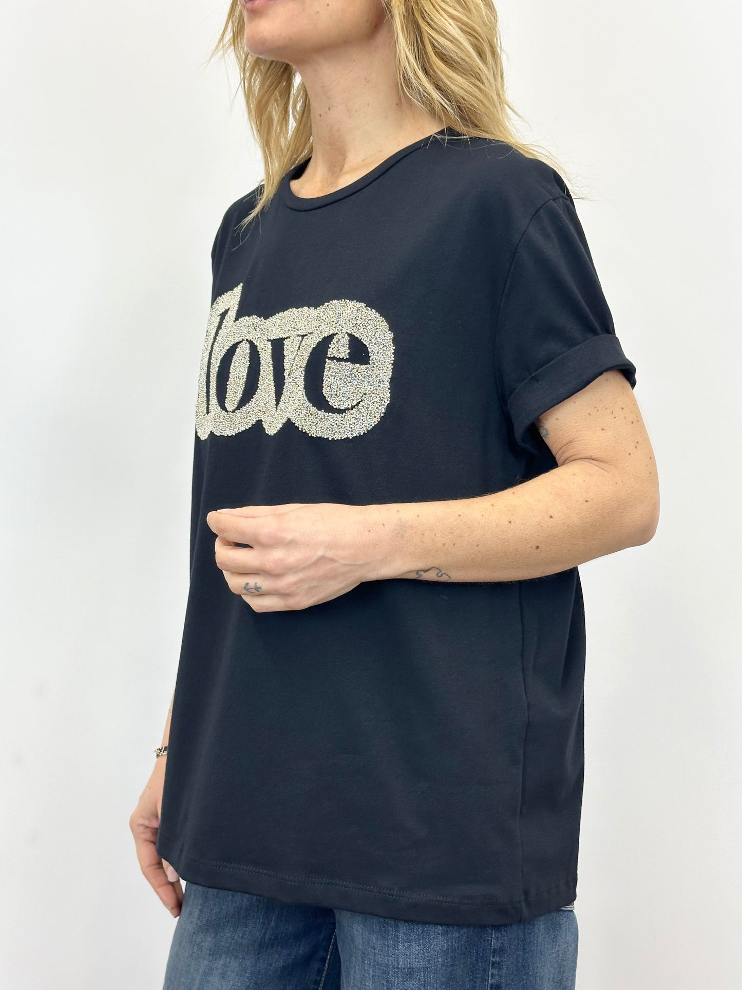 T-Shirt nera con scritta Love