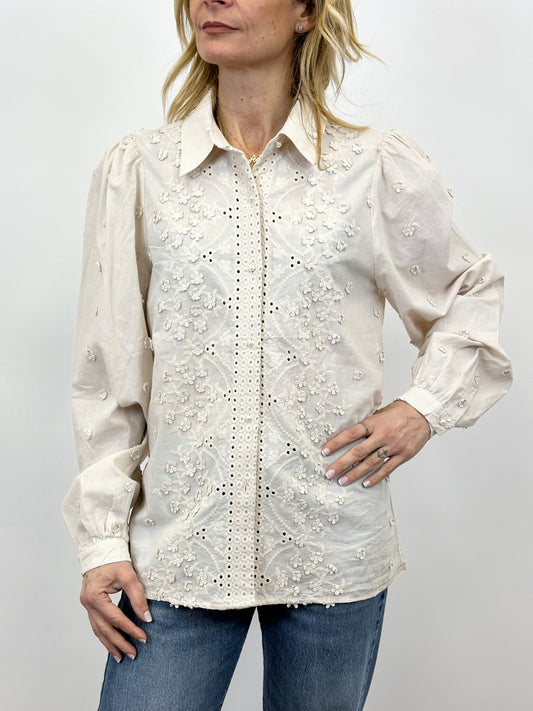 Camicia ricamata con bottoni in perla