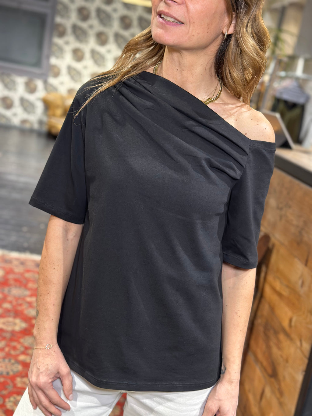 T-Shirt Monospalla Nero _ Karma