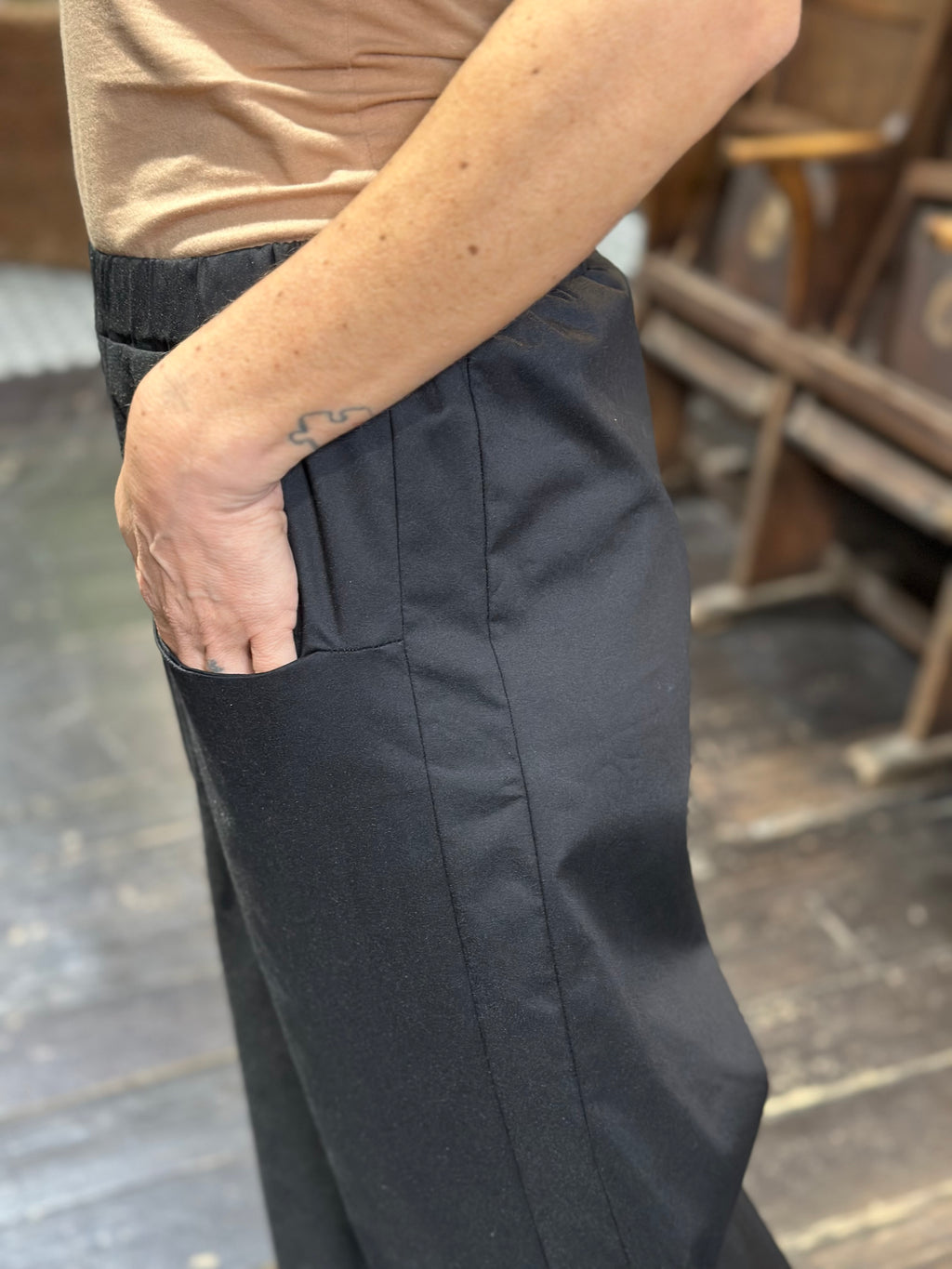 Pantalone Cropped Nero _ Karma