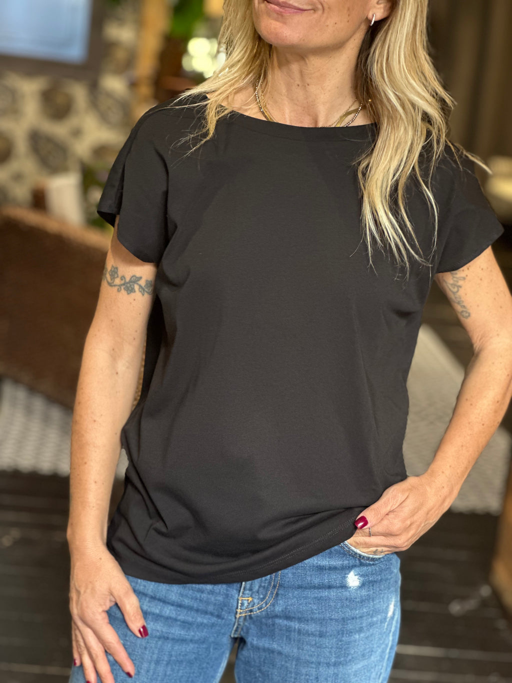 T_Shirt Scollo Dietro Nero _ Souvenir