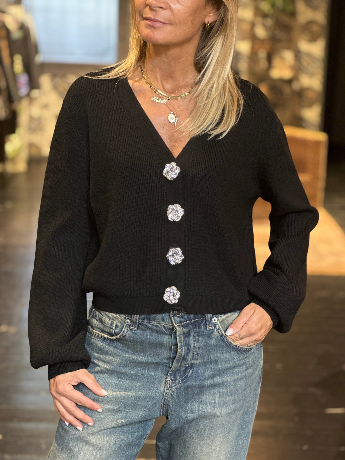 Cardigan nero con bottoni gioiello | Extyn