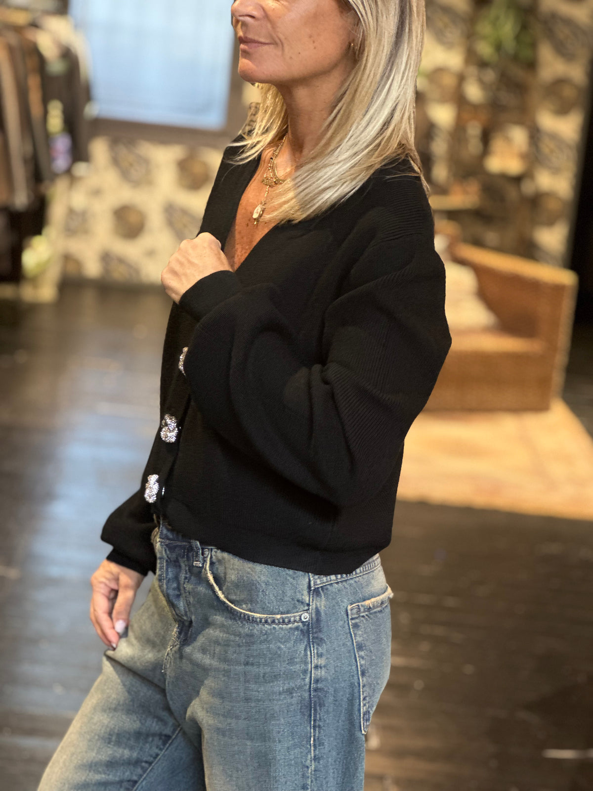 Cardigan nero con bottoni gioiello | Extyn