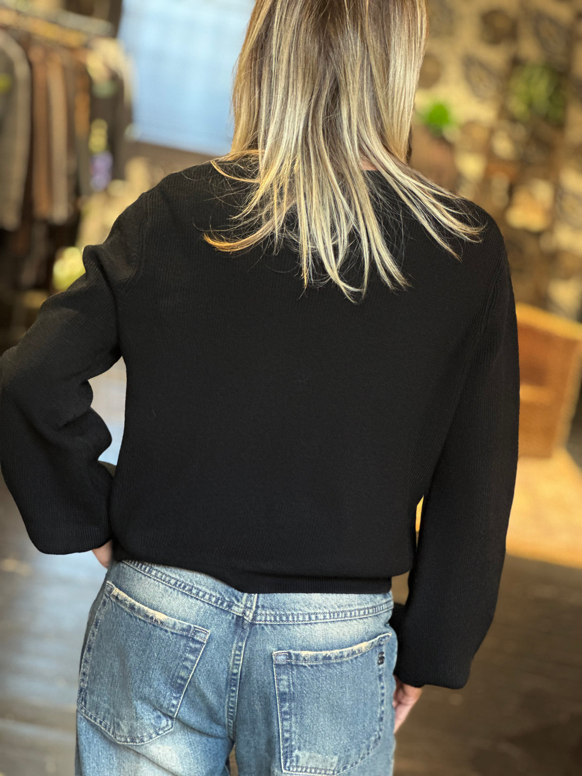 Cardigan nero con bottoni gioiello | Extyn