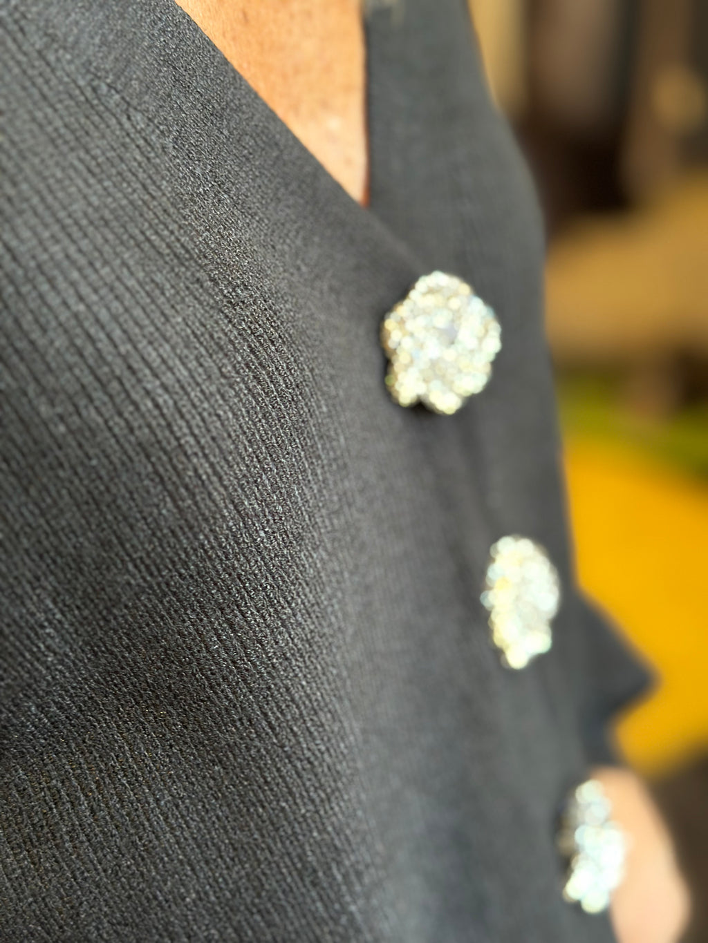 Cardigan nero con bottoni gioiello | Extyn
