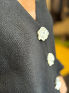 Cardigan nero con bottoni gioiello | Extyn