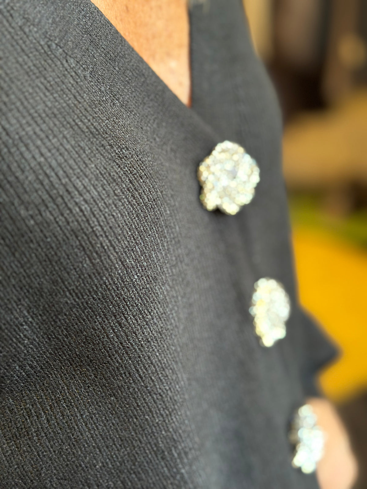 Cardigan nero con bottoni gioiello | Extyn